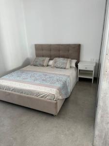 מיטה או מיטות בחדר ב-Appartement Guivat Olga 4 pièces proche mer