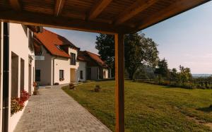 Aussicht von der Veranda eines Hauses in der Unterkunft Hiša na Ravnah in Pišece