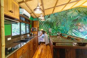 Ett kök eller pentry på The Parrot Inn Kanchanaburi