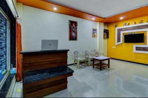 een kamer met een tafel en een laptop aan de muur bij Shinde Niwas Mahableshwar in Mahabaleshwar