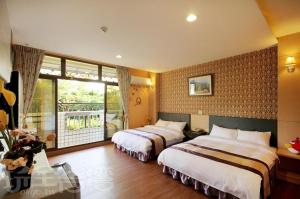 ein Hotelzimmer mit 2 Betten und einem Fenster in der Unterkunft Jiji Fuli Homestay in Jiji