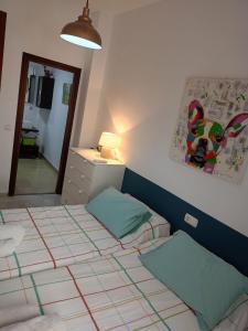 a small bedroom with a bed and a mirror at Apartamento Dueñas in Seville