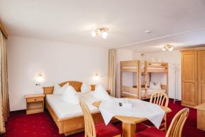 Postel nebo postele na pokoji v ubytování Hotel Andrea