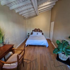 1 dormitorio con 1 cama y suelo de madera en The Rooftop Arles - Terrasse panoramique, en Arles