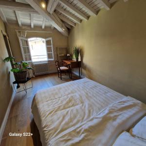 a bedroom with a large bed and a desk at The Rooftop Arles - Terrasse panoramique in Arles