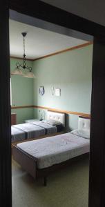 a room with two beds in a room at Meadow Sweet in San Ġwann