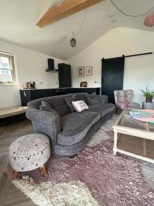 uma sala de estar com um sofá e uma mesa em The guest House em Penrith
