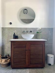 ein Bad mit einem Waschbecken und einem Spiegel in der Unterkunft The guest House in Penrith