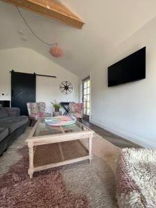 un soggiorno con divano e tavolo di The guest House a Penrith