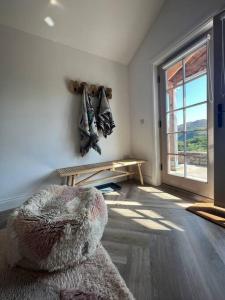 The guest House في بنريث: غرفة معيشة مع نافذة كبيرة وأريكة
