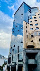 un bâtiment avec le reflet d'oiseaux sur le côté dans l'établissement Modern Apartment +Balcony next to Republic Square, City Center, à Erevan