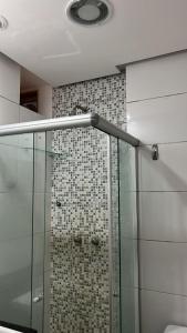 uma casa de banho com um chuveiro e uma cabina de vidro em Copacabana Apartment no Rio de Janeiro
