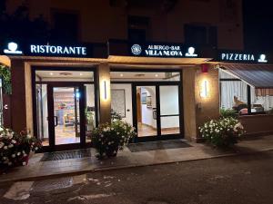 un ingresso a un ristorante con due porte e fiori di VILLA NUOVA a Romeno