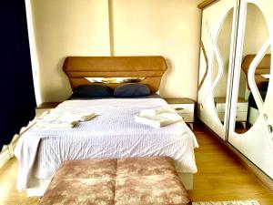 a bedroom with a bed and a large mirror at Semerkant Line Blokları in Esenyurt