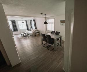 a living room with a table and chairs and a couch at B&B Ferienwohnung in bester Lage in Wangen im Allgäu