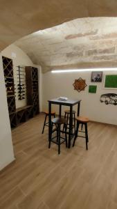 comedor con mesa, sillas y estantes para vinos en Civico 17 en Lecce