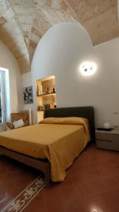 1 dormitorio con 1 cama grande en una habitación en Civico 17 en Lecce