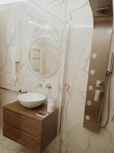 y baño con lavabo y espejo. en Civico 17 en Lecce