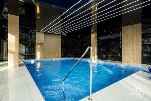 a large swimming pool in a building at Apartament Green View - Pobierowo Baltic Apartments in Pobierowo