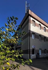 un edificio con un albero di fronte di Fry House a Varsavia