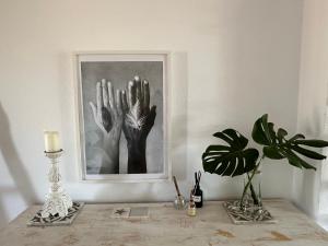 una mesa con una foto de manos en una pared en Charming & cosy beach apartment, en Torremolinos