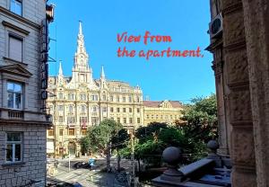 een uitzicht op een groot gebouw met de woorden uitzicht vanuit het appartement bij Marion's Apartment in the city center in Boedapest