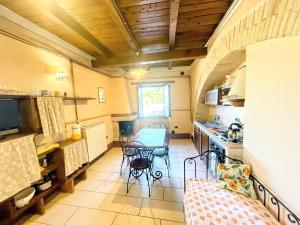 sala de estar con mesa y cocina en Slps 4 in 6 Gorgeous apts with Beautiful grounds pool jacuzzi Spoleto, en Spoleto