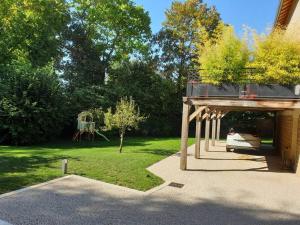 a view of a yard with a pavilion and a park at L'atelier: charmante annexe indépendante in Mâcon