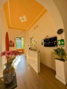 a kitchen with an archway and plants in a room at Hotel Villa Marosa in Rapallo