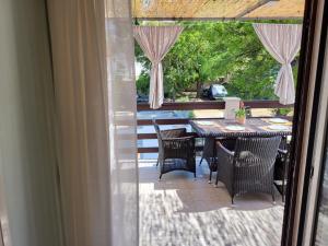 vistas a un patio con mesa y sillas en Apartmani Štambuk en Jelsa