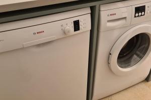 una lavadora y secadora blancas una al lado de la otra en Maison Les Marres St-Tropez / Ramatuelle, en Saint-Tropez