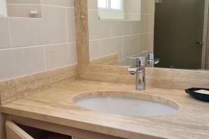 een badkamermeubel met een wastafel en een spiegel bij Maison Les Marres St-Tropez / Ramatuelle in Saint-Tropez +35 foto's