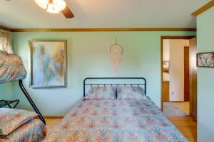 una camera con letto e piumone blu di Retro Green Bay Home Steps to Lambeau Field! a Green Bay