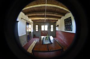 uma vista para um quarto com uma mesa e um tecto em Casamora em Belén