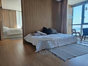 premium ocean view in HAEHUNDAE BONA TRAVEL客房内的一张或多张床位