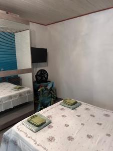 Casa vacanza I Pavoni في Campanedda: غرفة نوم عليها سرير وفوط