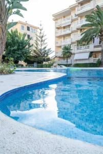 een zwembad voor een gebouw bij Apartamento playa del Albir in Albir
