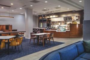 a restaurant with tables and chairs and a counter at Courtyard by Marriott Boston Billerica Bedford in Billerica