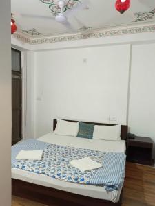 1 dormitorio con 1 cama con 2 toallas en The Royal Lake View Villa, en Udaipur