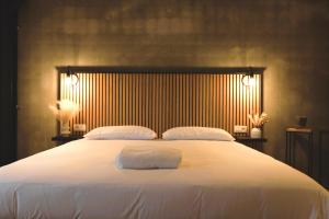 Un ou plusieurs lits dans un hébergement de l'établissement Dionbulles & Dionlodge Guesthouse, Private Wellness pool in option