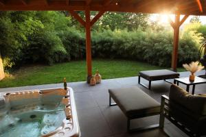 Jardin de l'établissement Dionbulles & Dionlodge Guesthouse, Private Wellness pool in option