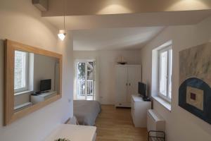 Televízia a/alebo spoločenská miestnosť v ubytovaní Suncana Apartments Dubrovnik