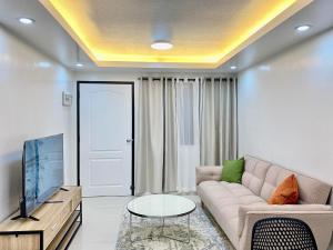 TV a/nebo společenská místnost v ubytování Modern 1BR with King Bed beside SM Mall