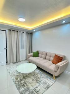 Posezení v ubytování Modern 1BR with King Bed beside SM Mall