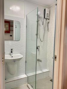 Koupelna v ubytování Modern 1BR with King Bed beside SM Mall