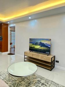 TV a/nebo společenská místnost v ubytování Modern 1BR with King Bed beside SM Mall