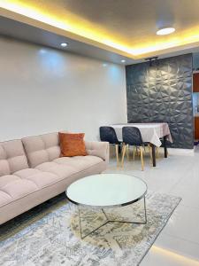 Posezení v ubytování Modern 1BR with King Bed beside SM Mall