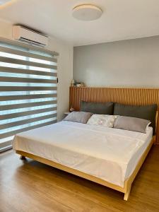 Postel nebo postele na pokoji v ubytování Modern 1BR with King Bed beside SM Mall