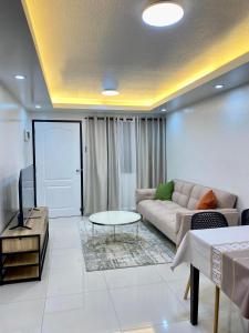 TV a/nebo společenská místnost v ubytování Modern 1BR with King Bed beside SM Mall + 14 fotografií