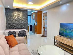 Posezení v ubytování Modern 1BR with King Bed beside SM Mall